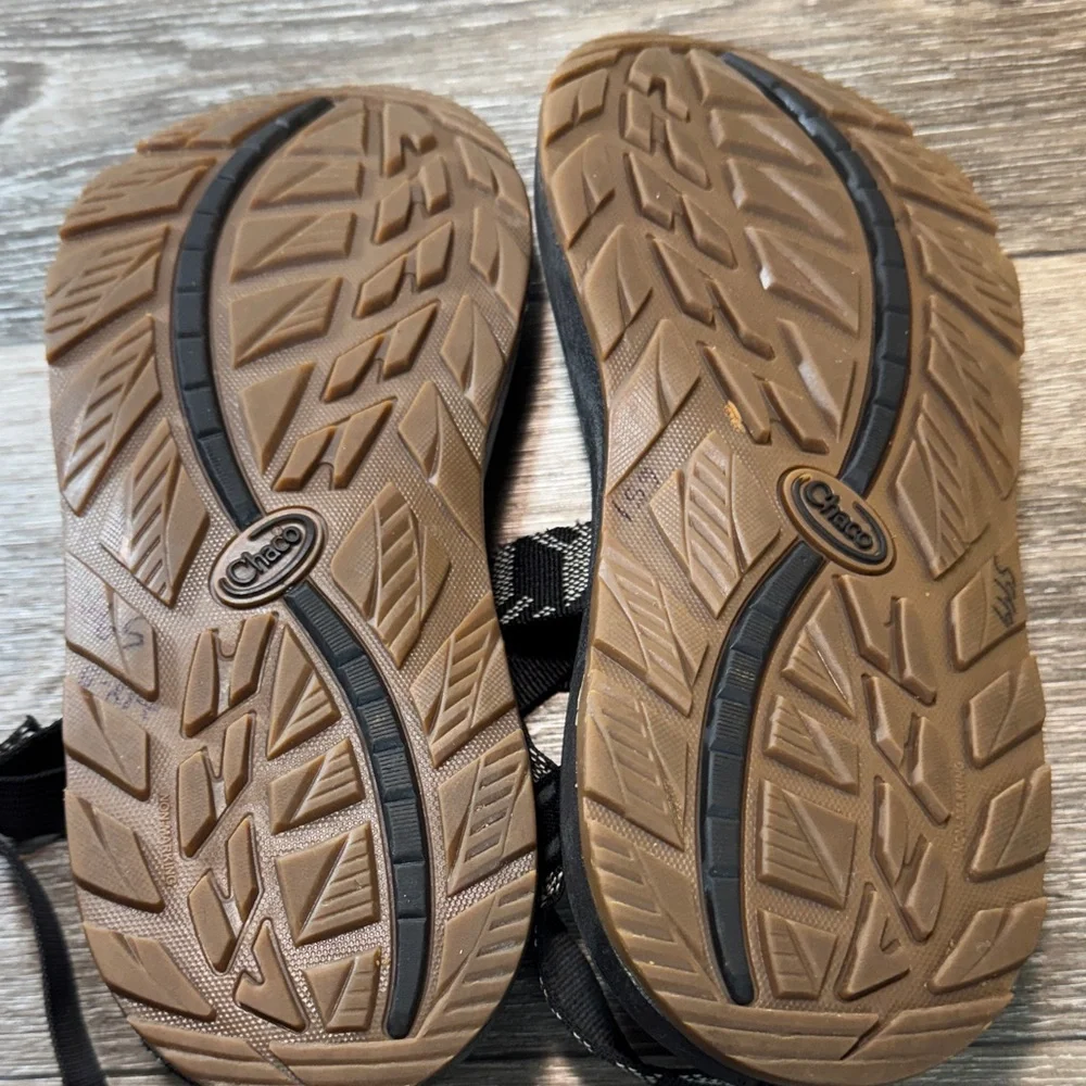 Chaco Black and Gray Strappy Sandals men’s size 8 (s197)